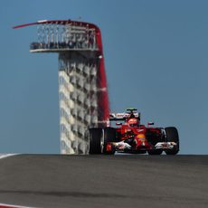 Kimi Räikkönen con el F14T y la famosa torre del COTA al fondo