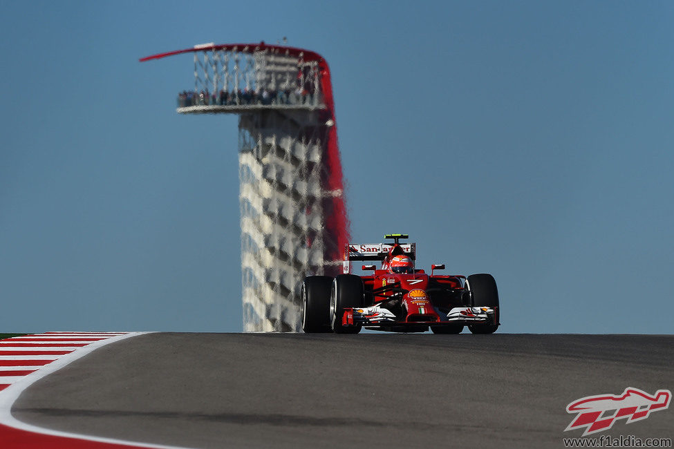 Kimi Räikkönen con el F14T y la famosa torre del COTA al fondo