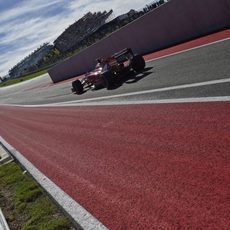 Fernando Alonso sale por la calle del pitlane durante los libres en Austin