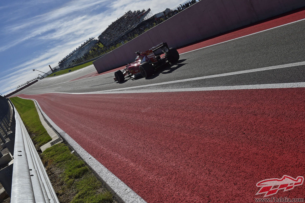 Fernando Alonso sale por la calle del pitlane durante los libres en Austin