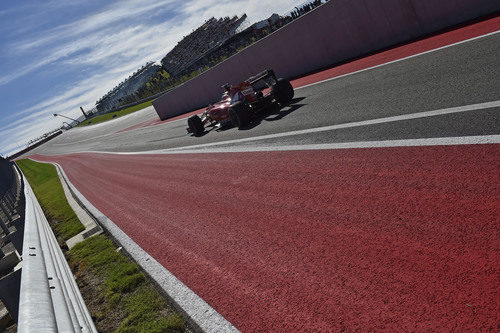 Fernando Alonso sale por la calle del pitlane durante los libres en Austin