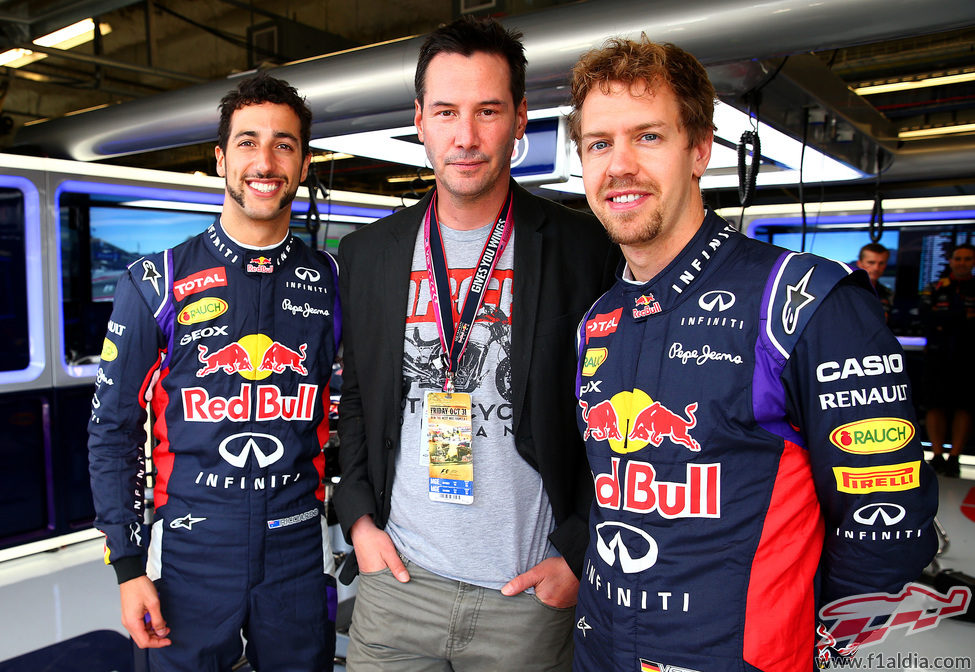 El actor Keanu Reeves junto a los pilotos de Red Bull