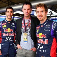 El actor Keanu Reeves junto a los pilotos de Red Bull