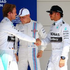 Nico Rosberg y Lewis Hamilton se saludan tras la clasificación en Austin