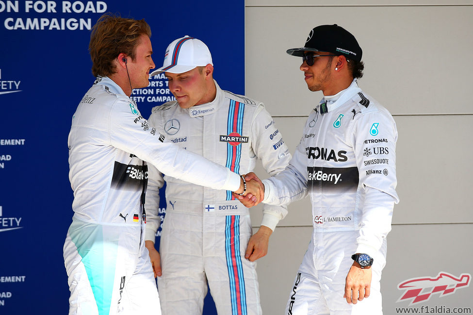 Nico Rosberg y Lewis Hamilton se saludan tras la clasificación en Austin