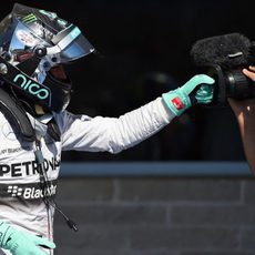 Nico Rosberg bromea con la cámara tras conseguir la pole en Estados Unidos