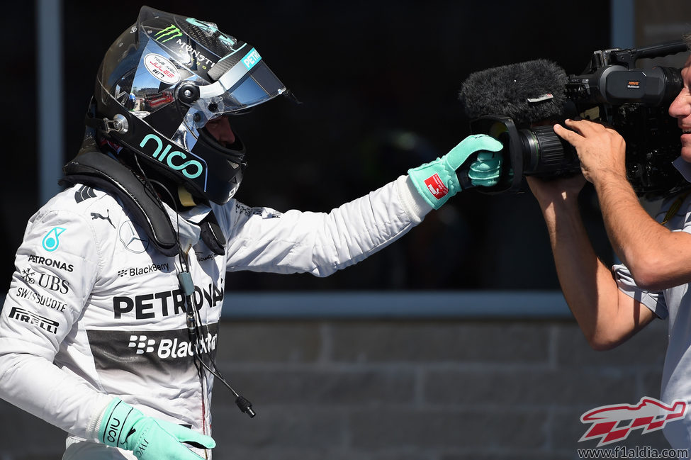 Nico Rosberg bromea con la cámara tras conseguir la pole en Estados Unidos