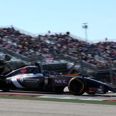 Adrian Sutil rodando bajo la atenta mirada de los americanos