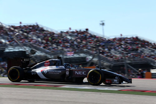 Adrian Sutil rodando bajo la atenta mirada de los americanos