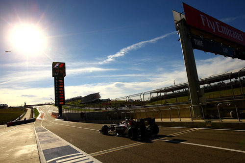 Increíble imagen del Sauber C33 de Esteban Gutiérrez saliendo de boxes