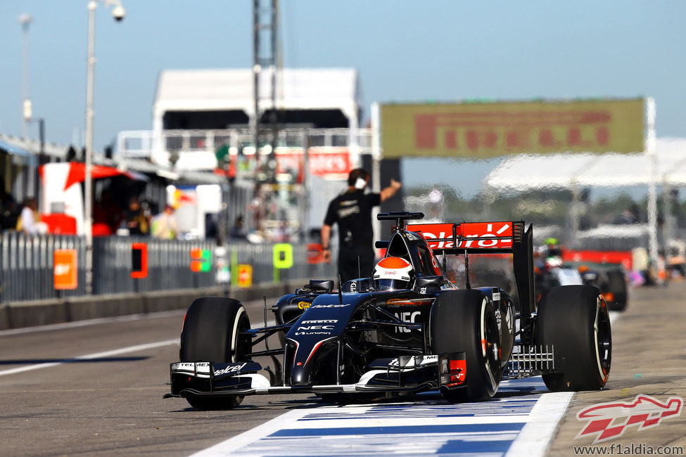 Adrian Sutil sale al pitlane con el neumático medio