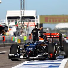 Adrian Sutil sale al pitlane con el neumático medio