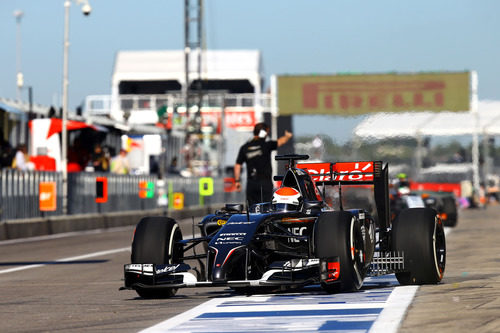 Adrian Sutil sale al pitlane con el neumático medio