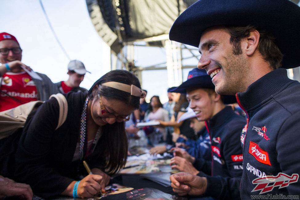 Los aficionados tejanos arroparon a los pilotos de Toro Rosso