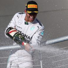 Lewis Hamilton celebra con champán su décima victoria de la temporada