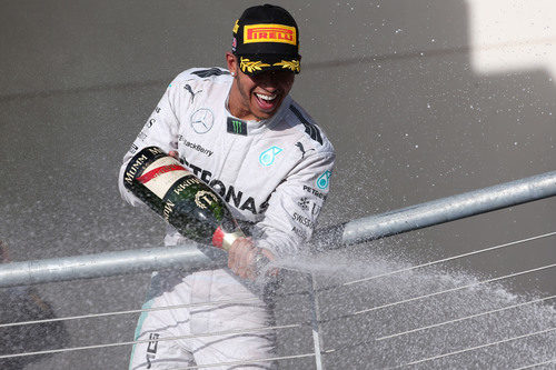 Lewis Hamilton celebra con champán su décima victoria de la temporada