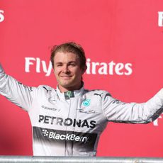 Nico Rosberg saluda a los aficionados desde el podio de Austin