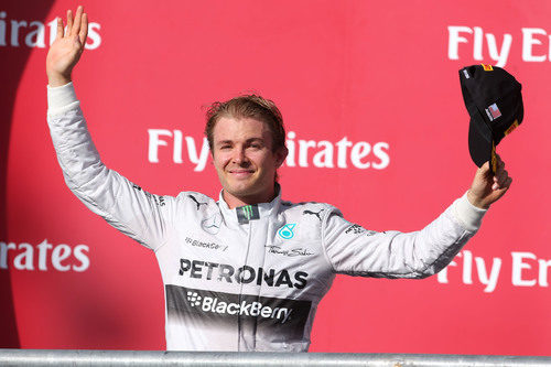 Nico Rosberg saluda a los aficionados desde el podio de Austin