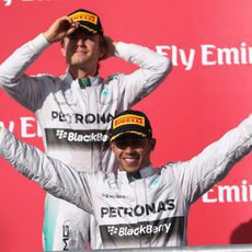 Lewis Hamilton y Nico Rosberg sonrientes tras el gran resultado cosechado en el COTA