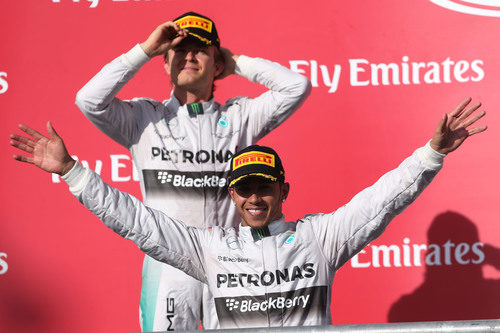 Lewis Hamilton y Nico Rosberg sonrientes tras el gran resultado cosechado en el COTA