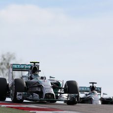 Nico Rosberg presionado por Lewis Hamilton durante la carrera en Austin