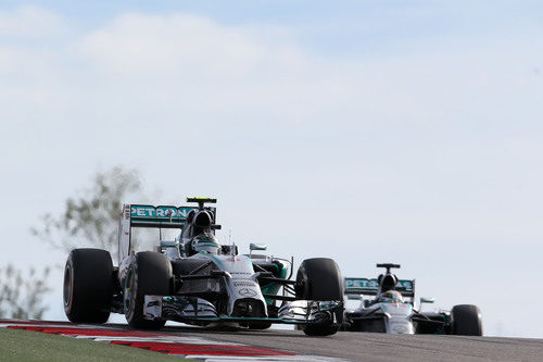 Nico Rosberg presionado por Lewis Hamilton durante la carrera en Austin
