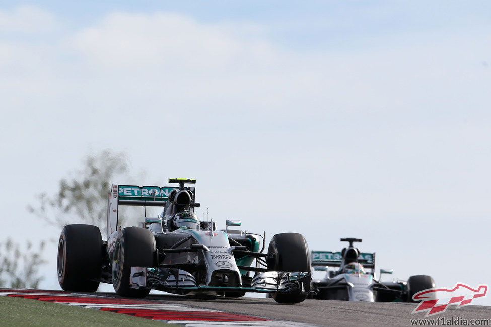 Nico Rosberg presionado por Lewis Hamilton durante la carrera en Austin