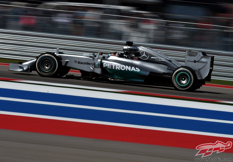 Lewis Hamilton con un problema en el freno delantero izquierdo