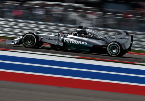 Lewis Hamilton con un problema en el freno delantero izquierdo