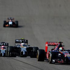 Daniil Kvyat pilotando por delante de los McLaren