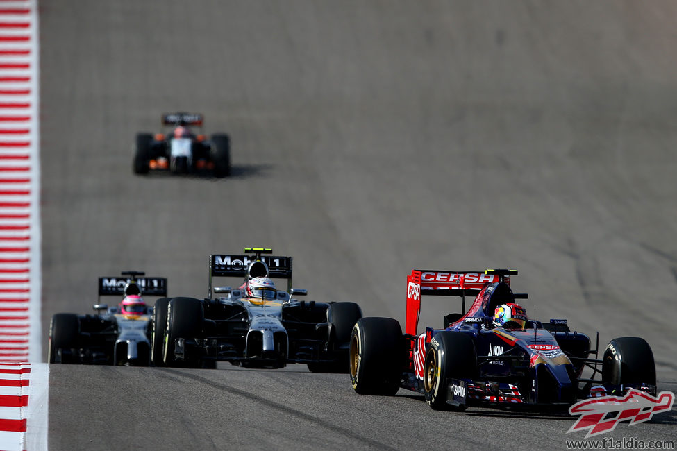 Daniil Kvyat pilotando por delante de los McLaren