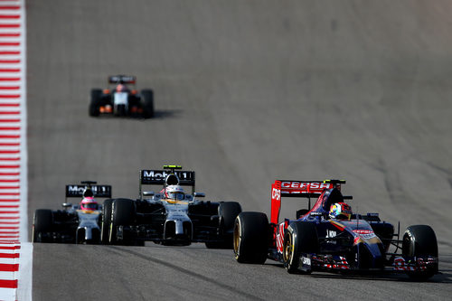 Daniil Kvyat pilotando por delante de los McLaren