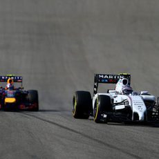 Valtteri Bottas a punto de ser adelantado por Daniel Ricciardo