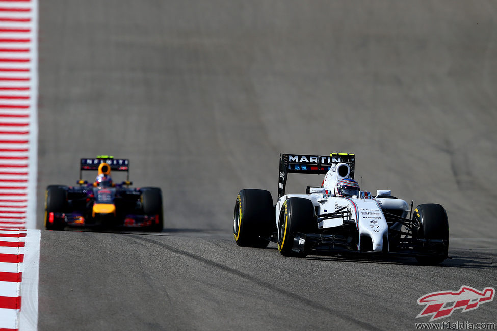 Valtteri Bottas a punto de ser adelantado por Daniel Ricciardo