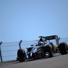 Kevin Magnussen gana una posición en la parrilla por la penalización de Button