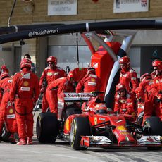 Kimi Räikkönen haciendo un pit stop durante la carrera del Gran Premio de Estados Unidos 2014