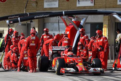 Kimi Räikkönen haciendo un pit stop durante la carrera del Gran Premio de Estados Unidos 2014