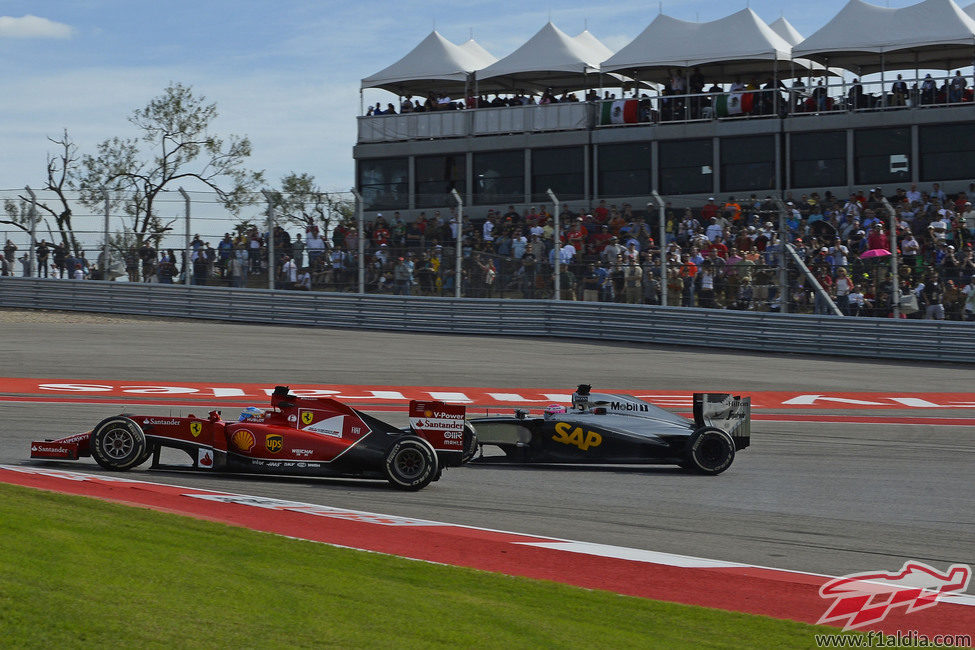 Fernando Alonso lucha con el McLaren de Jenson Button