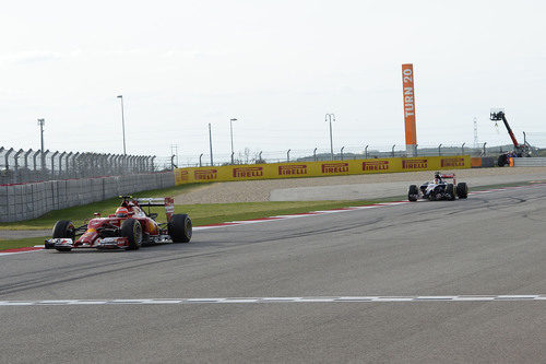 Kimi Räikkönen perseguido por uno de los Toro Rosso