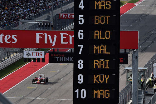 Fernando Alonso pasa por linea de meta