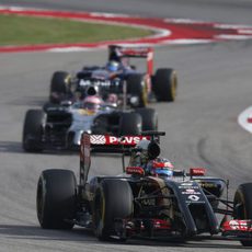 Romain Grosjean presionado por Jenson Button y Jean-Eric Vergne