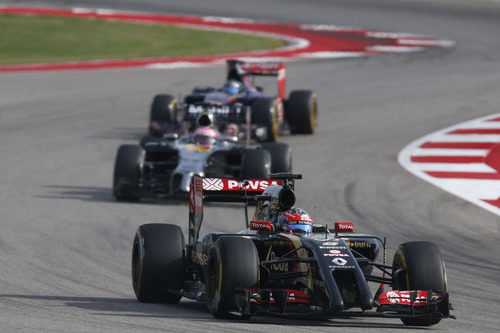 Romain Grosjean presionado por Jenson Button y Jean-Eric Vergne