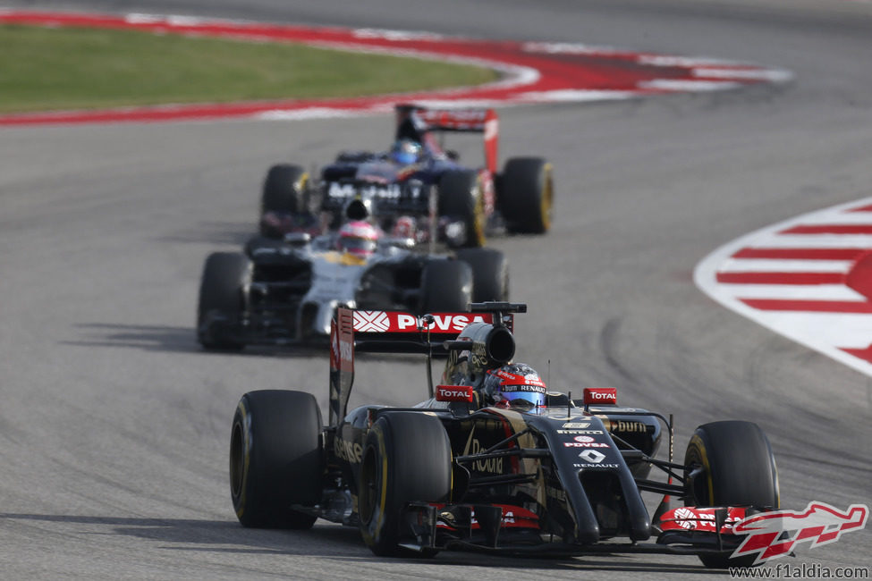 Romain Grosjean presionado por Jenson Button y Jean-Eric Vergne