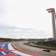 Pastor Maldonado al lado de la gran torre característica del Circuito de las Américas