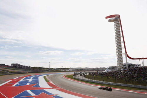 Pastor Maldonado al lado de la gran torre característica del Circuito de las Américas