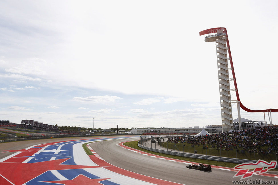 Pastor Maldonado al lado de la gran torre característica del Circuito de las Américas