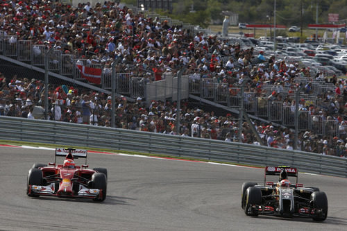 Pastor Maldonado adelantando a Kimi Räikkönen en Austin