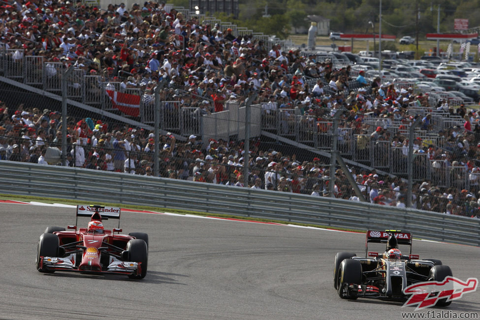 Pastor Maldonado adelantando a Kimi Räikkönen en Austin