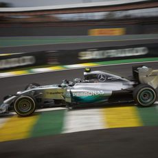 Nico Rosberg traza la famosa primera curva de Interlagos