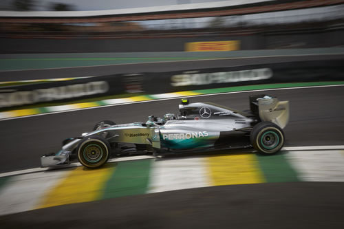 Nico Rosberg traza la famosa primera curva de Interlagos